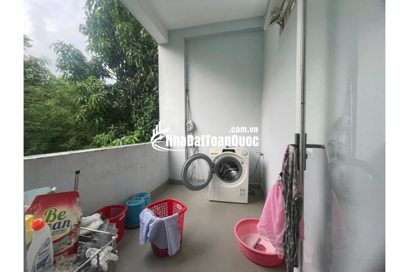 7 tỷ 2 - 100m ngang hơn 8m nhà 3 tầng kiên cố sát Vạn Phúc City - HẺM XE HƠI TỚI CỬA